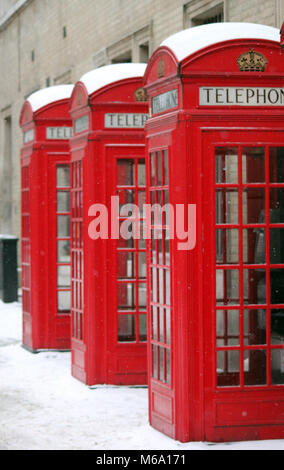 London, Großbritannien. 1 Mär, 2018. UK Wetter: rote Telefonzelle im Schnee, Tier aus dem Osten/Sturm Emma Stock Photo Credit: Lorna Roberts/Alamy leben Nachrichten Stockfoto