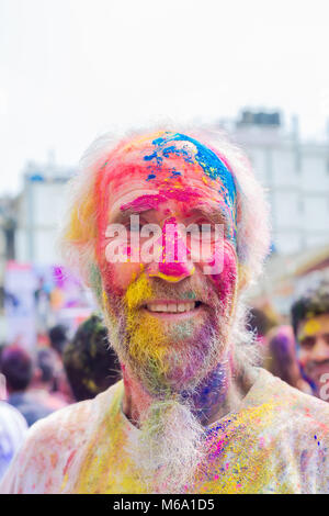 Kathmandu, Nepal. 1 Mär, 2018. Fei ist ein Hindu Frühlingsfest gefeiert, vor allem in Nepal und Indien. Holi, Es wird auch als das "Festival der Farben" bekannt. Es bedeutet den Sieg des Guten über das Böse. Holi ist eine alte hinduistische religiöse Fest, die Heute hat mit nicht populär geworden - Hindus in vielen Teilen Südasiens sowie Menschen anderer Gemeinschaften außerhalb Asiens. Credit: Nabaraj Regmi/Alamy leben Nachrichten Stockfoto