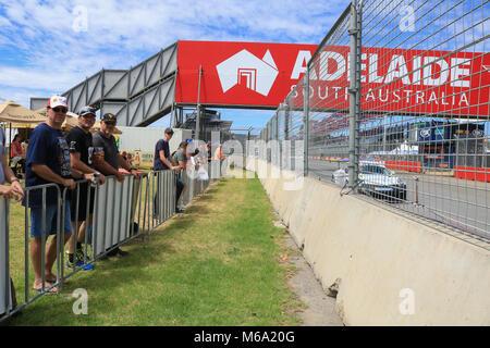 Adelaide, Australien. 2 Mär, 2018. Große Massen von Zuschauern an Tag 2 der Adelaide 500 trotz der steigenden Wärme und heißen Temperaturen in Adelaide Credit: Amer ghazzal/Alamy leben Nachrichten Stockfoto