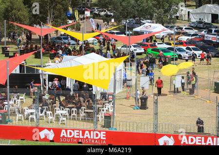 Adelaide, Australien. 2 Mär, 2018. Große Massen von Zuschauern trotz am 2. Tag der Adelaide 500 die steigende Hitze und heiße Temperaturen Credit teilnehmen: Amer ghazzal/Alamy leben Nachrichten Stockfoto