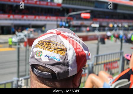 Adelaide, Australien. 2 Mär, 2018. Zuschauer genießen die Atmosphäre auf den Rängen an Tag 2 der Adelaide 500 motorsport Event mit steigenden Temperaturen auf der Rennstrecke Credit: Amer ghazzal/Alamy leben Nachrichten Stockfoto