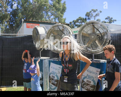 Adelaide, Australien. 2 Mär, 2018. Adelaide 500 Zuschauer Abkühlung von der steigenden Temperaturen und heiße tempeartures vor Maschinen spritzen Nebel Credit: Amer ghazzal/Alamy leben Nachrichten Stockfoto