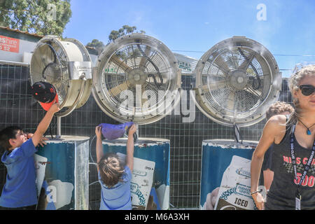 Adelaide, Australien. 2 Mär, 2018. Adelaide 500 Zuschauer Abkühlung von der steigenden Temperaturen und heiße tempeartures vor Maschinen spritzen Nebel Credit: Amer ghazzal/Alamy leben Nachrichten Stockfoto