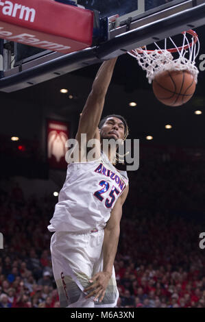 Tucson, Arizona, USA. 1 Mär, 2018. Arizona KEANU PINDER (25) taucht die Kugel gegen Stanford Donnerstag, 1. März 2018, in der McKale Mitte in Tucson, Arizona. Arizona gewann 75-67 gegen Stanford. Credit: Jeff Braun/ZUMA Draht/Alamy leben Nachrichten Stockfoto