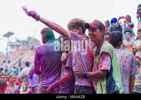 Kathmandu, Nepal. 1 Mär, 2018. Fei ist ein Hindu Frühlingsfest gefeiert, vor allem in Nepal und Indien. Holi, Es wird auch als das "Festival der Farben" bekannt. Es bedeutet den Sieg des Guten über das Böse. Holi ist eine alte hinduistische religiöse Fest, die Heute hat mit nicht populär geworden - Hindus in vielen Teilen Südasiens sowie Menschen anderer Gemeinschaften außerhalb Asiens. Credit: Nabaraj Regmi/Alamy leben Nachrichten Stockfoto