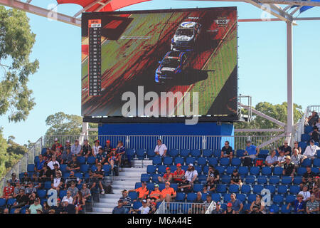 Adelaide, Australien. 2 Mär, 2018. Zuschauer genießen die Atmosphäre auf den Rängen an Tag 2 der Adelaide 500 motorsport Event mit steigenden Temperaturen auf der Rennstrecke Credit: Amer ghazzal/Alamy leben Nachrichten Stockfoto