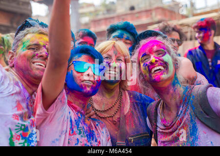 Kathmandu, Nepal. 1 Mär, 2018. Fei ist ein Hindu Frühlingsfest gefeiert, vor allem in Nepal und Indien. Holi, Es wird auch als das "Festival der Farben" bekannt. Es bedeutet den Sieg des Guten über das Böse. Holi ist eine alte hinduistische religiöse Fest, die Heute hat mit nicht populär geworden - Hindus in vielen Teilen Südasiens sowie Menschen anderer Gemeinschaften außerhalb Asiens. Credit: Nabaraj Regmi/Alamy leben Nachrichten Stockfoto