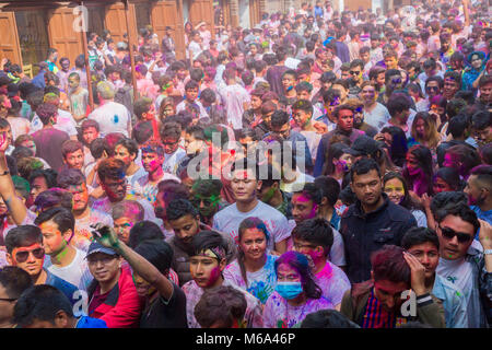 Kathmandu, Nepal. 1 Mär, 2018. Fei ist ein Hindu Frühlingsfest gefeiert, vor allem in Nepal und Indien. Holi, Es wird auch als das "Festival der Farben" bekannt. Es bedeutet den Sieg des Guten über das Böse. Holi ist eine alte hinduistische religiöse Fest, die Heute hat mit nicht populär geworden - Hindus in vielen Teilen Südasiens sowie Menschen anderer Gemeinschaften außerhalb Asiens. Credit: Nabaraj Regmi/Alamy leben Nachrichten Stockfoto