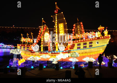 Nanjing. 1 Mär, 2018. Touristen eine Boot-förmige Laterne an der Qinhuai Fluss in Nanjing, der Hauptstadt der ostchinesischen Provinz Jiangsu, März 1, 2018, The Lantern Festival, das am 2. März in diesem Jahr fällt, zu begrüßen. Credit: Sun Zhongnan/Xinhua/Alamy leben Nachrichten Stockfoto