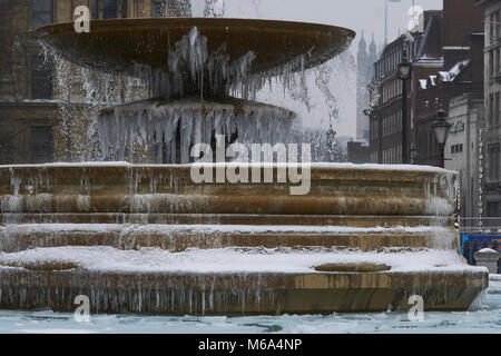 Trafalgar Square in London. 1 Mär, 2018. UK Wetter: Die berühmten Brunnen im Londoner Trafalgar Square jetzt Eiszapfen dank der "Tier aus dem Osten" Credit: Edward Webb/Alamy leben Nachrichten Stockfoto