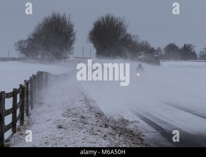 North Yorkshire. 1 Mär, 2018. UK Wetter: Schneeverwehungen auf Clint, in der Nähe von Harrogate, North Yorkshire mit Schleudern 4x4 und Motorrad während Tier aus dem Osten 1. März 2018, 4.20 Uhr Auto rutschen, Motorrad aufrecht und Reiten durch den Sturm - in der Nähe von Miss, zuversichtlich, Motorradfahrer, der Vermeidung von Unfällen Credit: MJ Peakman/Alamy leben Nachrichten Stockfoto