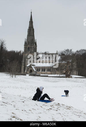 North Yorkshire. 1 Mär, 2018. UK Wetter: Rodeln in Studley Royal North Yorkshire von St Mary's Church, NT Fountains Abbey Studley Royal in der Nähe von Bedale, North Yorkshire, genießen Sie den Schnee beim Tier aus dem Osten, am Nachmittag des 1. März 2018 Credit: MJ Peakman/Alamy leben Nachrichten Stockfoto