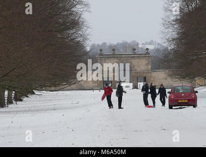 North Yorkshire. 1 Mär, 2018. UK Wetter: Leute, genießen Sie den Schnee an Studley Royal in der Nähe von Bedale, North Yorkshire am 1. März 2018 - Nachmittag, mit Gateway und Ripon Kathedrale im Hintergrund Credit: MJ Peakman/Alamy leben Nachrichten Stockfoto