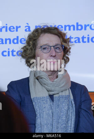 Paris, Ile de France, Frankreich. 1 Mär, 2018. Muriel Penicaud, Arbeitsminister in der Sitzung der Rückkehr der Konsultation der Bürger, die auf die Gleichheit zwischen Frauen und Männern auf dem Kai in Paris Barge. Credit: TLF 01032018- 0117.jpg /SOPA Images/ZUMA Draht/Alamy leben Nachrichten Stockfoto