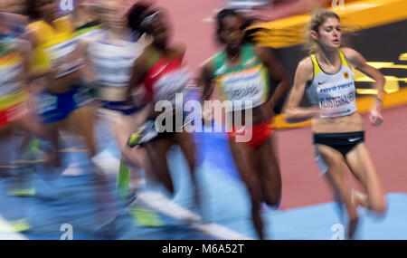 Birmingham, Großbritannien. 2 Mär, 2018. 1. März, 2018. IAAF World Indoor Championships in der Athletik: Konstanze Klosterhalfen (R) in Deutschland führt der Frauen 3000m Rennen. Foto: Sven Hoppe/dpa s s Quelle: dpa Picture alliance/Alamy leben Nachrichten Stockfoto