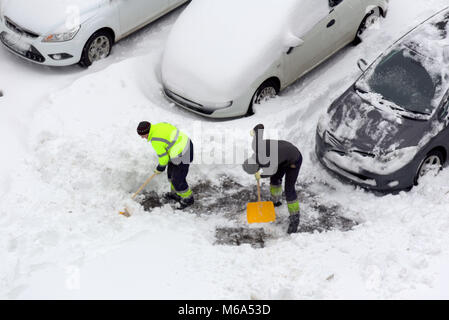 Glasgow, Schottland, Großbritannien. 2 Mär, 2018. UK Wetter: Das Tier aus dem Osten rote Warnlampe Wetter mit 10 cm Schnee in Kombination mit Emma die Pest aus dem Westen hat eine klare bis Betrieb in Schottland nach einem Whiteout erstreckt sich auf die Stadt. Credit: Gerard Fähre / alamy Leben Nachrichten Stockfoto