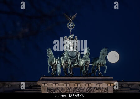 02 März 2018, Deutschland, Berlin: Der Mond hinter die Quadriga auf dem Brandenburger Tor in den frühen Morgen. Foto: Paul Zinken/dpa Stockfoto