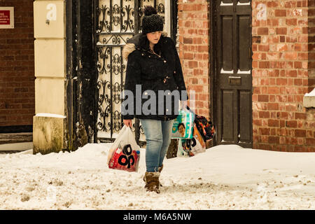 Leominster. 2 Mär, 2018. UK Wetter: Eine Frau trägt Einkaufen Startseite im Schnee in Leominster als Sturm Emma verursacht eine Gelbe Wetterwarnung für Teile des Landes am 2. März 2018. Quelle: Jim Holz/Alamy leben Nachrichten Stockfoto