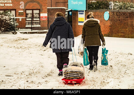 Leominster. 2 Mär, 2018. UK Wetter: Einkäufer mit einem Schlitten shopping in Leominster zu tragen als Sturm Emma eine Gelbe Wetterwarnung für Teile des Landes am 2. März 2018 verursacht. Quelle: Jim Holz/Alamy leben Nachrichten Stockfoto