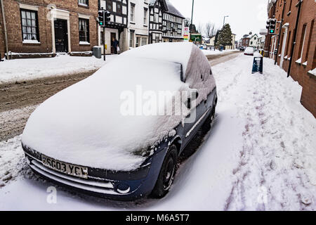 Leominster. 2 Mär, 2018. UK Wetter: Beweis für die Tiefe der Schneeverwehungen gesehen wird, auf ein Auto in Leominster als Sturm Emma verursacht eine Gelbe Wetterwarnung für Teile des Landes am 2. März 2018. Quelle: Jim Holz/Alamy leben Nachrichten Stockfoto