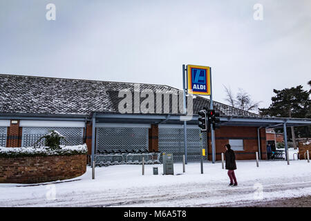 Leominster. 2 Mär, 2018. UK Wetter: Aldi Supermarkt ist geschlossen für den Tag durch den Schnee in Leominster als Sturm Emma verursacht eine Gelbe Wetterwarnung für Teile des Landes am 2. März 2018. Quelle: Jim Holz/Alamy leben Nachrichten Stockfoto