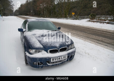 Hampshire. 2 Mär, 2018. UK Wetter: ein Pkw auf der A 31 in Hampshire, Großbritannien, während schwere Schneefälle, die viele Autofahrer gestrandet. Credit: Alun Jenkins/Alamy leben Nachrichten Stockfoto