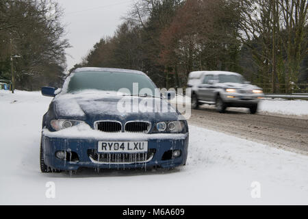 Hampshire. 2 Mär, 2018. UK Wetter: ein Pkw auf der A 31 in Hampshire, Großbritannien, während schwere Schneefälle, die viele Autofahrer gestrandet. Credit: Alun Jenkins/Alamy leben Nachrichten Stockfoto