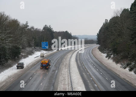 Hampshire. 2 Mär, 2018. UK Wetter: Ein grit Lkw Verbreitung auf der M27, in Hampshire, nach einer Nacht des Elends für Autofahrer als Ergebnis einer starken Schneefall gestrandet. Um diese Zeit die Autobahn würde normalerweise sehr voll werden. Gestrandet sind immer noch auf dem Pannenstreifen sichtbar. Credit: Alun Jenkins/Alamy leben Nachrichten Stockfoto