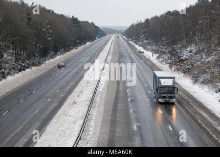 Hampshire. 2 Mär, 2018. UK Wetter: Verkehr auf der M27, in Hampshire, Großbritannien, nach einer Nacht des Elends für Autofahrer als Ergebnis einer starken Schneefall gestrandet. Um diese Zeit die Autobahn würde normalerweise sehr voll werden. Credit: Alun Jenkins/Alamy leben Nachrichten Stockfoto