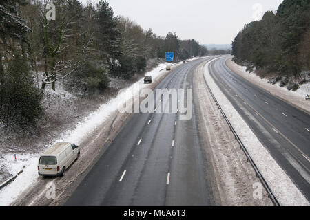 Hampshire. 2 Mär, 2018. UK Wetter: zurueckgelassenen Fahrzeuge sitzen auf der Standspur des Westens gebunden M27, in Hampshire, Großbritannien, nach einer Nacht des Elends für Autofahrer durch Schnee verursacht. Um diese Zeit die Autobahn würde normalerweise sehr voll werden. Credit: Alun Jenkins/Alamy leben Nachrichten Stockfoto