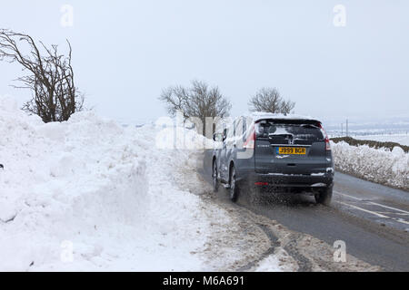 Teesdale, County Durham, UK. Donnerstag, 2. März 2018. UK Wetter. Als das Unwetter im Norden von England fort, einige Straßen in Teesdale haben Fahrzeugen eingeklemmt und sind gerade erst passierbar, während viele andere noch durch Schneeverfrachtung blockiert sind. Quelle: David Forster/Alamy leben Nachrichten Stockfoto