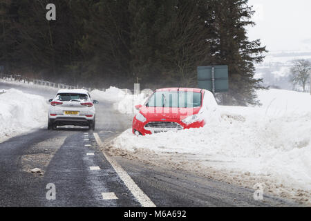 Teesdale, County Durham, UK. Donnerstag, 2. März 2018. UK Wetter. Als das Unwetter im Norden von England fort, einige Straßen in Teesdale haben Fahrzeugen eingeklemmt und sind gerade erst passierbar, während viele andere noch durch Schneeverfrachtung blockiert sind. Quelle: David Forster/Alamy leben Nachrichten Stockfoto