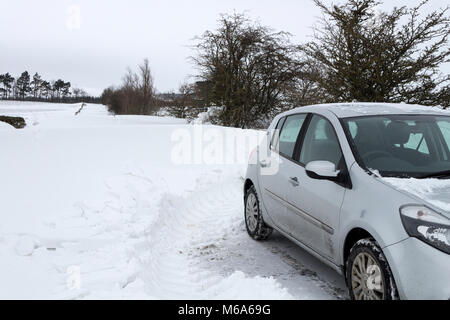 Teesdale, County Durham, UK. Donnerstag, 2. März 2018. UK Wetter. Als das Unwetter im Norden von England fort, einige Straßen in Teesdale haben Fahrzeugen eingeklemmt und sind gerade erst passierbar, während viele andere noch durch Schneeverfrachtung blockiert sind. Quelle: David Forster/Alamy leben Nachrichten Stockfoto