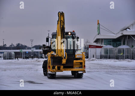 Bilder zeigen die Szene in Bridgend, Südwales, diesen Freitag nach Sturm Emma mehrere cm Schnee hinterlassen. Bridgend Rat Arbeiter abgebildet Clearing der Schnee und das Eis weg Gehsteige und Gehwege. Royal Mail personal abgebildet sind wieder zu Hause nicht in der Lage aufgrund der widrigen Wetter zu arbeiten, sie sind dargestellt in Commercial Street in der Innenstadt. Ein Auto wird durch den Schnee in Nolton Straße im Zentrum von Bridgend geschoben. Ein 4x4 Fahrzeug durch Commercial Street.. Ein einsamer Shopper macht sich auf den Weg zu ASDA. Ein Mann braves das Wetter in Shorts und Schneeräumung. Stockfoto