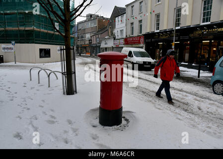 Bilder zeigen die Szene in Bridgend, Südwales, diesen Freitag nach Sturm Emma mehrere cm Schnee hinterlassen. Bridgend Rat Arbeiter abgebildet Clearing der Schnee und das Eis weg Gehsteige und Gehwege. Royal Mail personal abgebildet sind wieder zu Hause nicht in der Lage aufgrund der widrigen Wetter zu arbeiten, sie sind dargestellt in Commercial Street in der Innenstadt. Ein Auto wird durch den Schnee in Nolton Straße im Zentrum von Bridgend geschoben. Ein 4x4 Fahrzeug durch Commercial Street.. Ein einsamer Shopper macht sich auf den Weg zu ASDA. Ein Mann braves das Wetter in Shorts und Schneeräumung. Stockfoto