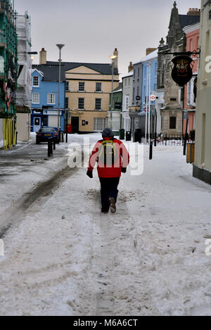 Bilder zeigen die Szene in Bridgend, Südwales, diesen Freitag nach Sturm Emma mehrere cm Schnee hinterlassen. Bridgend Rat Arbeiter abgebildet Clearing der Schnee und das Eis weg Gehsteige und Gehwege. Royal Mail personal abgebildet sind wieder zu Hause nicht in der Lage aufgrund der widrigen Wetter zu arbeiten, sie sind dargestellt in Commercial Street in der Innenstadt. Ein Auto wird durch den Schnee in Nolton Straße im Zentrum von Bridgend geschoben. Ein 4x4 Fahrzeug durch Commercial Street.. Ein einsamer Shopper macht sich auf den Weg zu ASDA. Ein Mann braves das Wetter in Shorts und Schneeräumung. Stockfoto