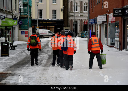 Bilder zeigen die Szene in Bridgend, Südwales, diesen Freitag nach Sturm Emma mehrere cm Schnee hinterlassen. Bridgend Rat Arbeiter abgebildet Clearing der Schnee und das Eis weg Gehsteige und Gehwege. Royal Mail personal abgebildet sind wieder zu Hause nicht in der Lage aufgrund der widrigen Wetter zu arbeiten, sie sind dargestellt in Commercial Street in der Innenstadt. Ein Auto wird durch den Schnee in Nolton Straße im Zentrum von Bridgend geschoben. Ein 4x4 Fahrzeug durch Commercial Street.. Ein einsamer Shopper macht sich auf den Weg zu ASDA. Ein Mann braves das Wetter in Shorts und Schneeräumung. Stockfoto