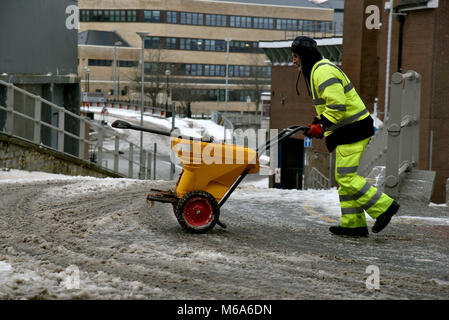 Bilder zeigen die Szene in Bridgend, Südwales, diesen Freitag nach Sturm Emma mehrere cm Schnee hinterlassen. Bridgend Rat Arbeiter abgebildet Clearing der Schnee und das Eis weg Gehsteige und Gehwege. Royal Mail personal abgebildet sind wieder zu Hause nicht in der Lage aufgrund der widrigen Wetter zu arbeiten, sie sind dargestellt in Commercial Street in der Innenstadt. Ein Auto wird durch den Schnee in Nolton Straße im Zentrum von Bridgend geschoben. Ein 4x4 Fahrzeug durch Commercial Street.. Ein einsamer Shopper macht sich auf den Weg zu ASDA. Ein Mann braves das Wetter in Shorts und Schneeräumung. Stockfoto