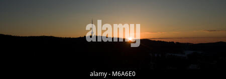 Bielefeld, Deutschland. 13 Feb, 2018. 13. Februar 2018, Deutschland, Bielefeld: Der Abend Sonnenuntergang über dem Huenenburg Telekommunikation Turm und dem Teutoburger Wald. Credit: Friso Gentsch/dpa/Alamy leben Nachrichten Stockfoto