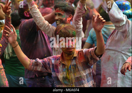 Dimapur, Indien. 2 Mär, 2018. Indisch-hinduistischen Gelage mit Farbe bestreichen Tanz während das Holi Fest Feier in Dimapur, Indien nordöstlichen Bundesstaat Nagaland. Holi, der hinduistische Frühlingsfest der Farbe ist am Ende der Wintersaison beobachtet. Credit: Caisii Mao/Alamy leben Nachrichten Stockfoto