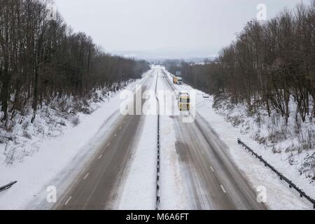 Cardiff, Wales, UK, März 2018. Eine allgemeine Ansicht der A4232 Dual Carriageway, Blick nach Norden in Richtung der Ausfahrt 33 der M4 so weit verbreitet Schnee Großbritannien Hits mit Sturm Emma kollidieren mit dem "Tier aus dem Osten". Credit: Mark Hawkins/Alamy leben Nachrichten Stockfoto