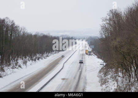 Cardiff, Wales, UK, März 2018. Eine allgemeine Ansicht der A4232 Dual Carriageway, Blick nach Norden in Richtung der Ausfahrt 33 der M4 so weit verbreitet Schnee Großbritannien Hits mit Sturm Emma kollidieren mit dem "Tier aus dem Osten". Credit: Mark Hawkins/Alamy leben Nachrichten Stockfoto