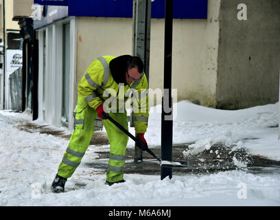 Bilder zeigen die Szene in Bridgend, Südwales, diesen Freitag nach Sturm Emma mehrere cm Schnee hinterlassen. Bridgend Rat Arbeiter abgebildet Clearing der Schnee und das Eis weg Gehsteige und Gehwege. Royal Mail personal abgebildet sind wieder zu Hause nicht in der Lage aufgrund der widrigen Wetter zu arbeiten, sie sind dargestellt in Commercial Street in der Innenstadt. Ein Auto wird durch den Schnee in Nolton Straße im Zentrum von Bridgend geschoben. Ein 4x4 Fahrzeug durch Commercial Street.. Ein einsamer Shopper macht sich auf den Weg zu ASDA. Ein Mann braves das Wetter in Shorts und Schneeräumung. Stockfoto