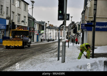 Bilder zeigen die Szene in Bridgend, Südwales, diesen Freitag nach Sturm Emma mehrere cm Schnee hinterlassen. Bridgend Rat Arbeiter abgebildet Clearing der Schnee und das Eis weg Gehsteige und Gehwege. Royal Mail personal abgebildet sind wieder zu Hause nicht in der Lage aufgrund der widrigen Wetter zu arbeiten, sie sind dargestellt in Commercial Street in der Innenstadt. Ein Auto wird durch den Schnee in Nolton Straße im Zentrum von Bridgend geschoben. Ein 4x4 Fahrzeug durch Commercial Street.. Ein einsamer Shopper macht sich auf den Weg zu ASDA. Ein Mann braves das Wetter in Shorts und Schneeräumung. Stockfoto