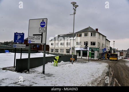 Bilder zeigen die Szene in Bridgend, Südwales, diesen Freitag nach Sturm Emma mehrere cm Schnee hinterlassen. Bridgend Rat Arbeiter abgebildet Clearing der Schnee und das Eis weg Gehsteige und Gehwege. Royal Mail personal abgebildet sind wieder zu Hause nicht in der Lage aufgrund der widrigen Wetter zu arbeiten, sie sind dargestellt in Commercial Street in der Innenstadt. Ein Auto wird durch den Schnee in Nolton Straße im Zentrum von Bridgend geschoben. Ein 4x4 Fahrzeug durch Commercial Street.. Ein einsamer Shopper macht sich auf den Weg zu ASDA. Ein Mann braves das Wetter in Shorts und Schneeräumung. Stockfoto