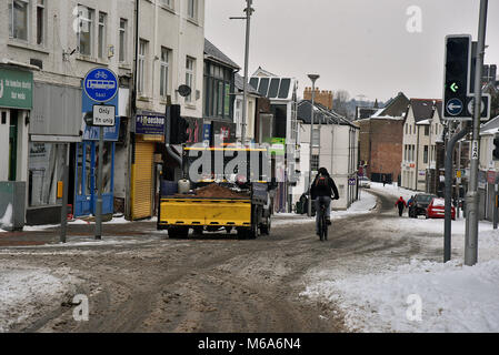 Bilder zeigen die Szene in Bridgend, Südwales, diesen Freitag nach Sturm Emma mehrere cm Schnee hinterlassen. Bridgend Rat Arbeiter abgebildet Clearing der Schnee und das Eis weg Gehsteige und Gehwege. Royal Mail personal abgebildet sind wieder zu Hause nicht in der Lage aufgrund der widrigen Wetter zu arbeiten, sie sind dargestellt in Commercial Street in der Innenstadt. Ein Auto wird durch den Schnee in Nolton Straße im Zentrum von Bridgend geschoben. Ein 4x4 Fahrzeug durch Commercial Street.. Ein einsamer Shopper macht sich auf den Weg zu ASDA. Ein Mann braves das Wetter in Shorts und Schneeräumung. Stockfoto