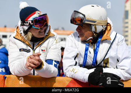 Pyeongchang, Korea, Republik. 24 Feb, 2018. Eltern von Tschechischen Snowboarder und Skifahrer Ester Ledecka, 22, Zuzana Ledecka, Links und Janek Ledecky, rechts sehen das parallel Riesenslalom in Snowboard bei den Olympischen Spielen. PyeongChang, Südkorea, 24. Februar 2018. Quelle: Michal Kamaryt/CTK Photo/Alamy leben Nachrichten Stockfoto