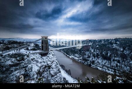 Bristol, UK. 2 Mär, 2018. UK Wetter: Ansicht von Bristol Hängebrücke nach einem schneereichen Winter Nacht Kreditkarten: Arnau Bolet/Alamy leben Nachrichten Stockfoto