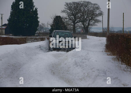 Steeple Bumpstead, Essex. 2 Mär, 2018. UK Wetter: Viele Straßen waren noch un-befahrbar heute aufgrund der starken Schneeverwehungen in Steeple Bumpstead Essex 02/03/2018 Bitte Quelle: George Impey Brave Pendler Schlacht durch die schneewehen in einem 4 x 4 auf dem Weg zur Arbeit. Credit: George Impey/Alamy leben Nachrichten Stockfoto