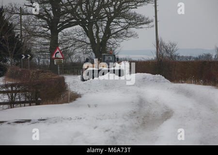 Steeple Bumpstead, Essex. 2 Mär, 2018. UK Wetter: Viele Straßen waren noch un-befahrbar heute aufgrund der starken Schneeverwehungen in Steeple Bumpstead Essex 02/03/2018 Bitte Quelle: George Impey Bild zeigt einen lokalen Bauern Schneeräumen von einer Straße, die an Orten waren bis zu sechs Meter tief Credit: George Impey/Alamy leben Nachrichten Stockfoto